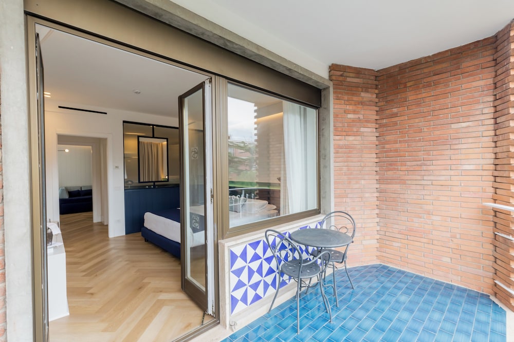 Suite - Photo 15