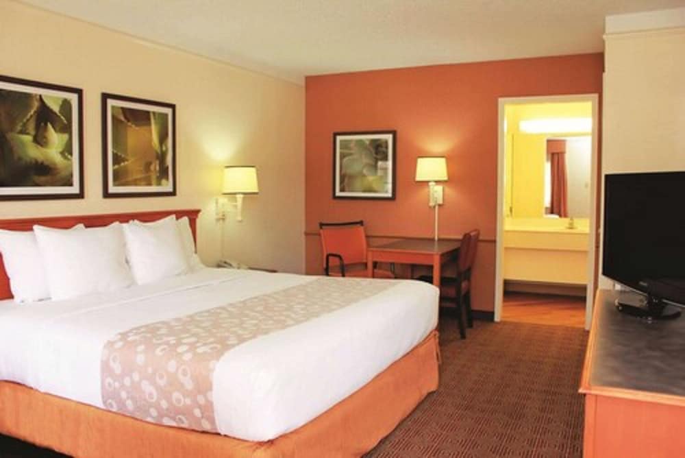 Standard Room, 1 King Bed, Non Smoking photo 1