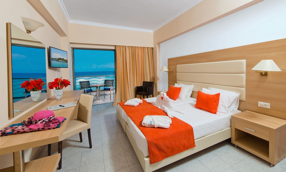 Standard Double or Twin Room, Partial Sea View - Photo 1
