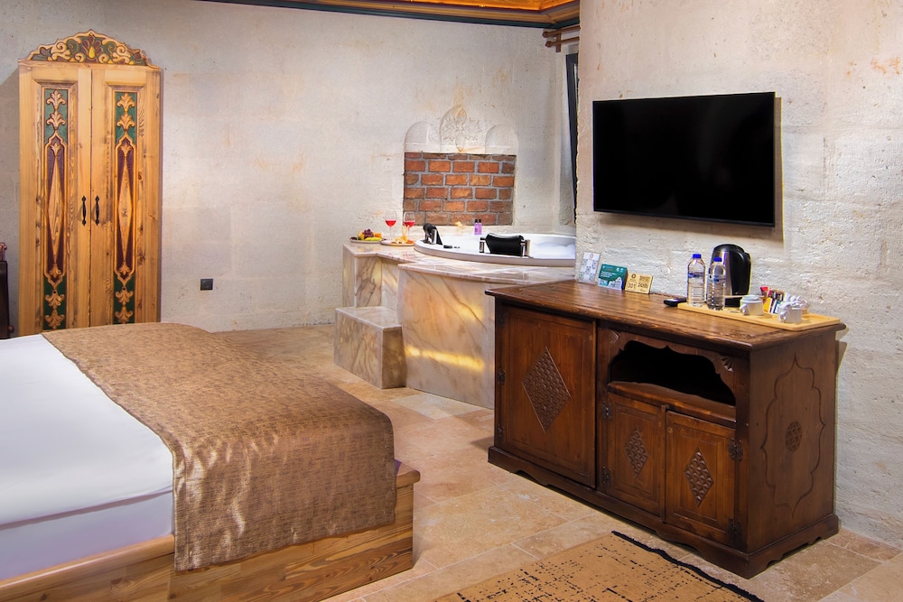 Honeymoon Room, Terrace, City View - Photo 11