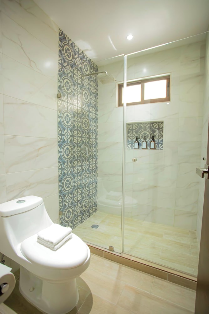Superior Room, 1 Queen Bed, Refrigerator - Photo 5