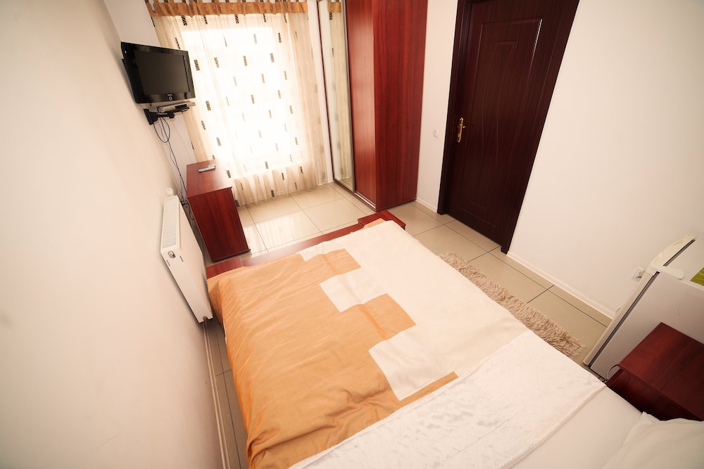 Economy Double Room, Shared Bathroom photo 2