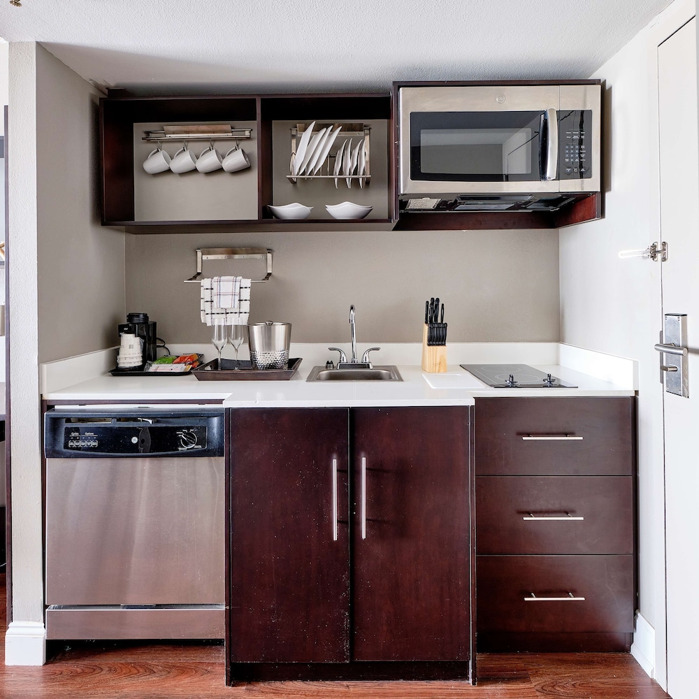 Suite, 2 Queen Beds, Non Smoking, Kitchen (Shower Only) - Photo 8