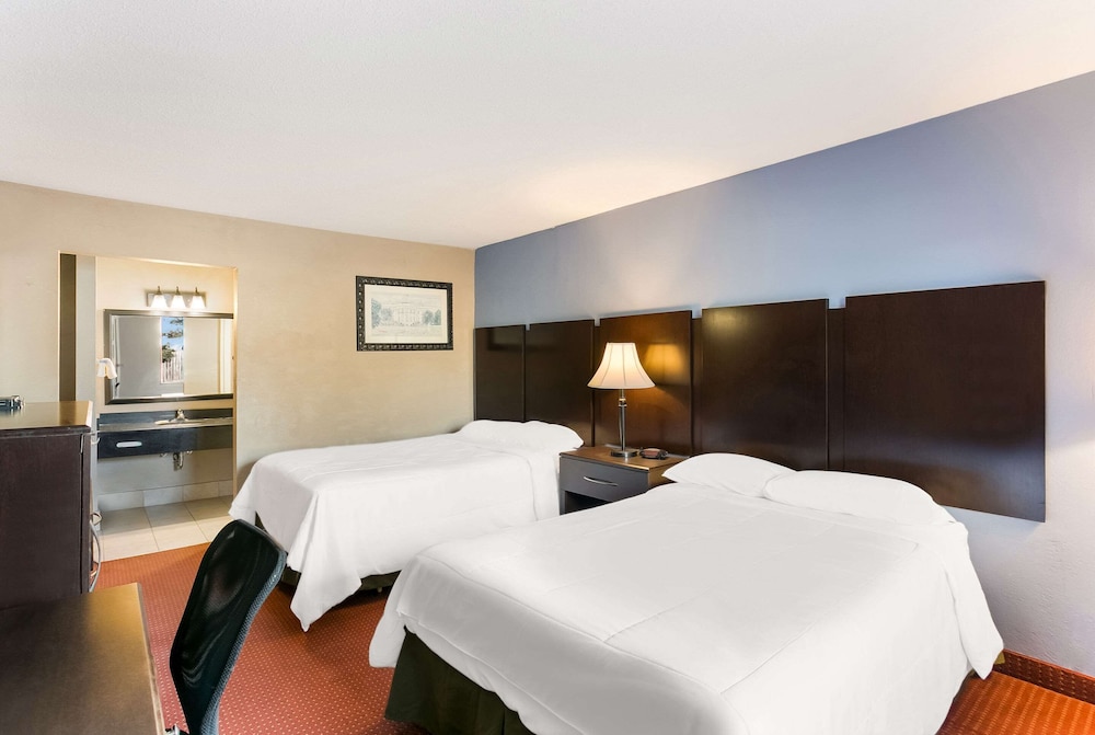 Standard Room, 2 Queen Beds, Non Smoking photo 1