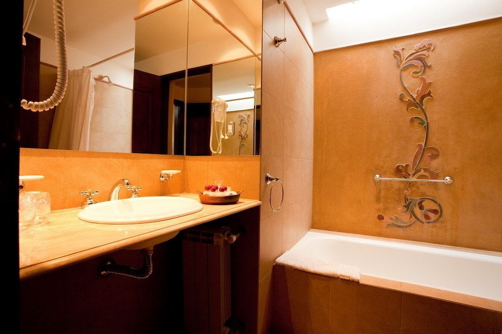 Deluxe Double Room, 1 King Bed photo 3