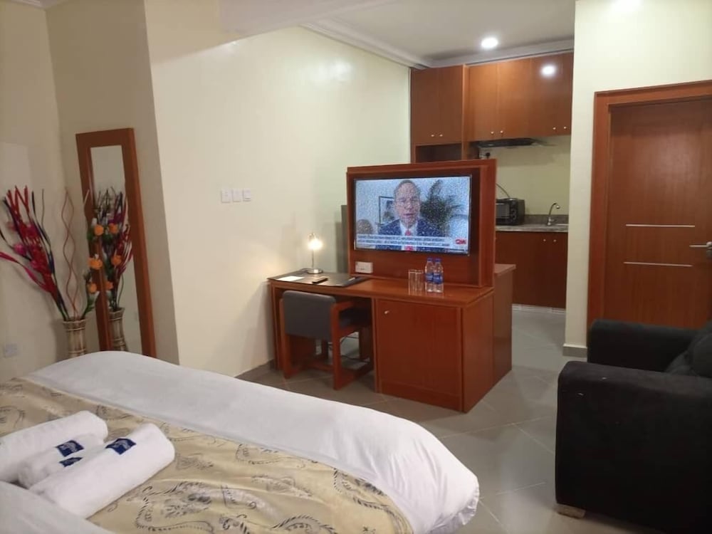 Signature Studio, 1 Bedroom, Kitchenette, Pool View photo 1