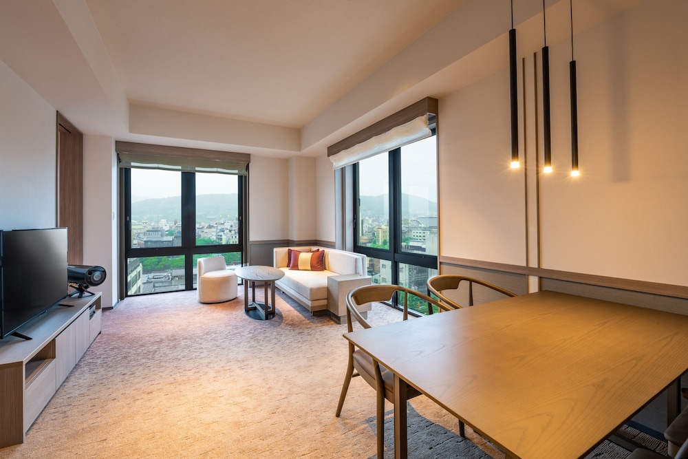 THE GATE Twin Room (Corner Suite), Non Smoking