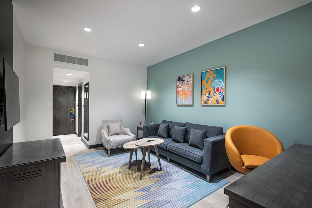 Suite, 1 Bedroom, Smoking - Photo 4