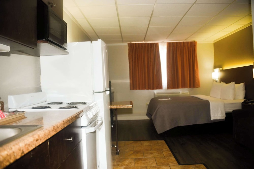 Room, 1 Queen Bed, Non Smoking (Efficiency, Upgrade, No Pets) - Photo 2