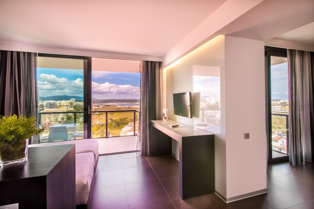 Family Suite, City View (2 Adults) - Photo 2