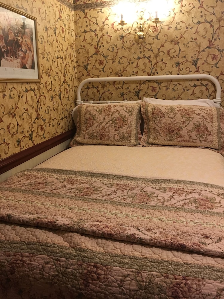 Family Room, Multiple Beds, Shared Bathroom, Mountain View photo 3