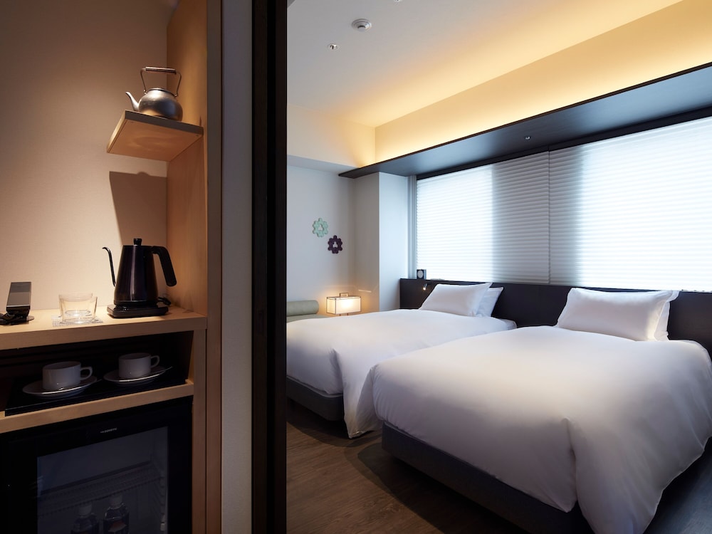 Universal Corner Twin Room, Non Smoking (28 square meters) - Photo 1