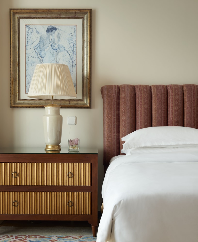 Room, 1 King Bed, Pool View (Club Access)