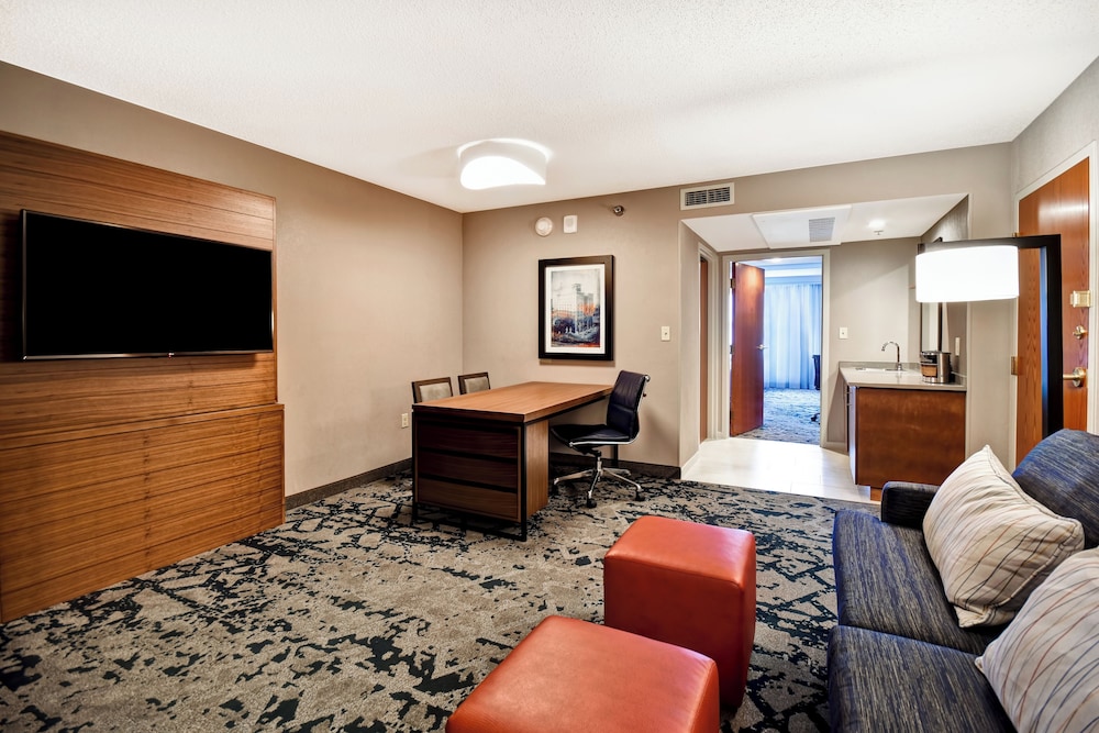 Suite, 1 King Bed, Corner (Hospitality) - Photo 4