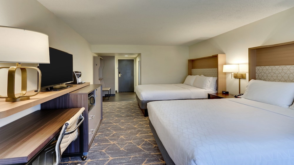Room, 2 Queen Beds, Accessible, Golf View (Communications) - Photo 4