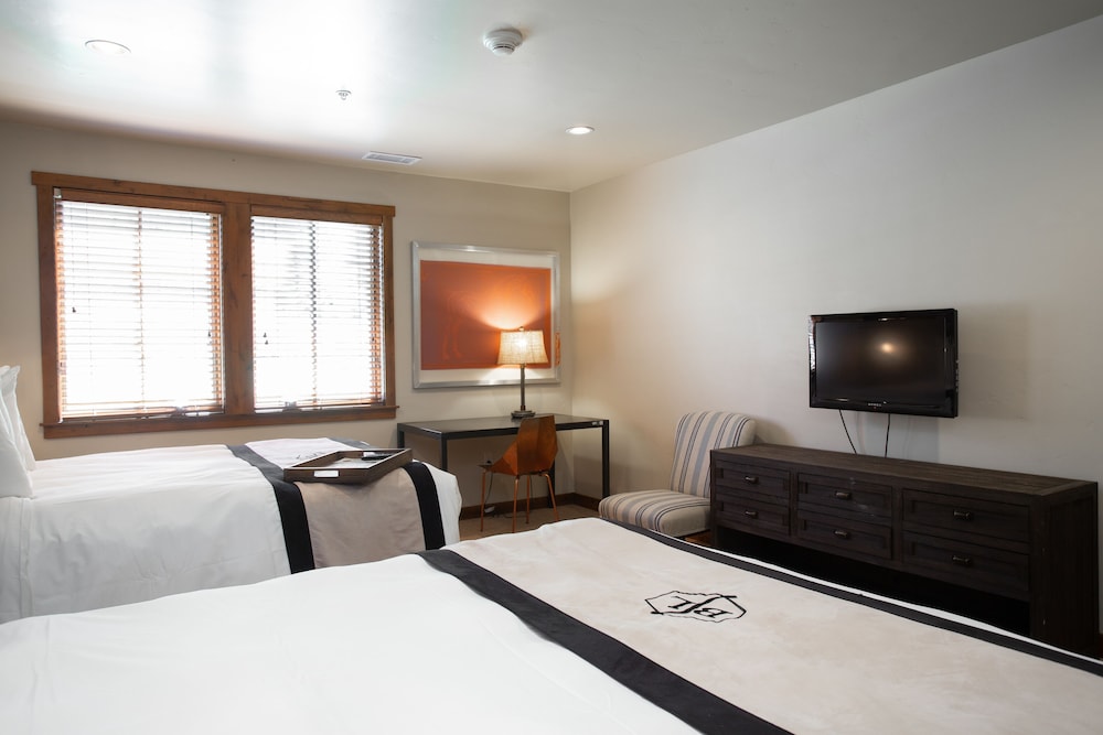 Room (Hotel Room) photo 2