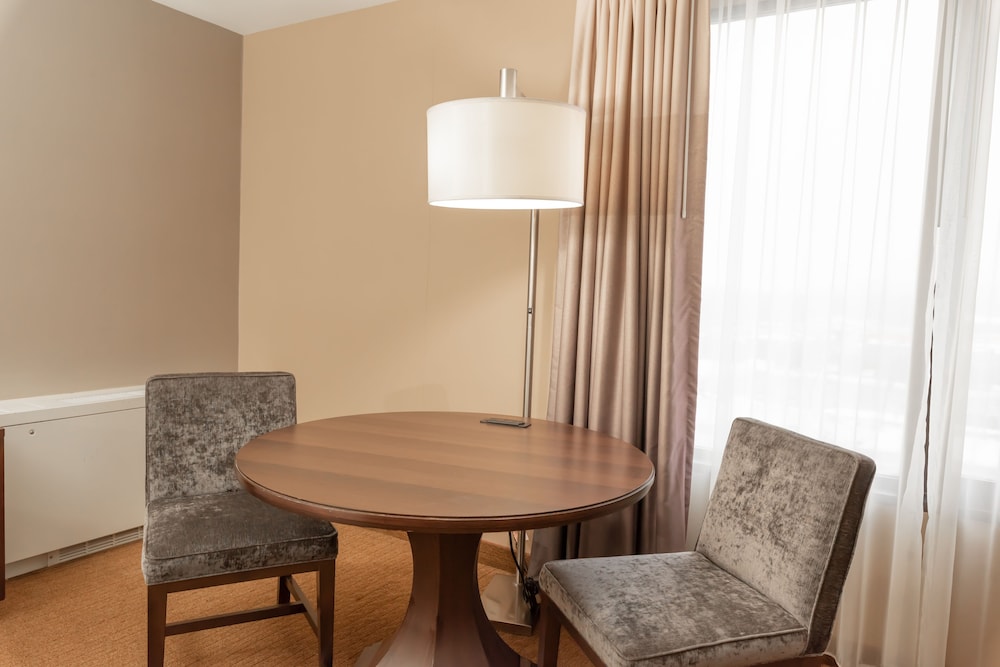 Suite, 1 King Bed, Kitchen photo 2