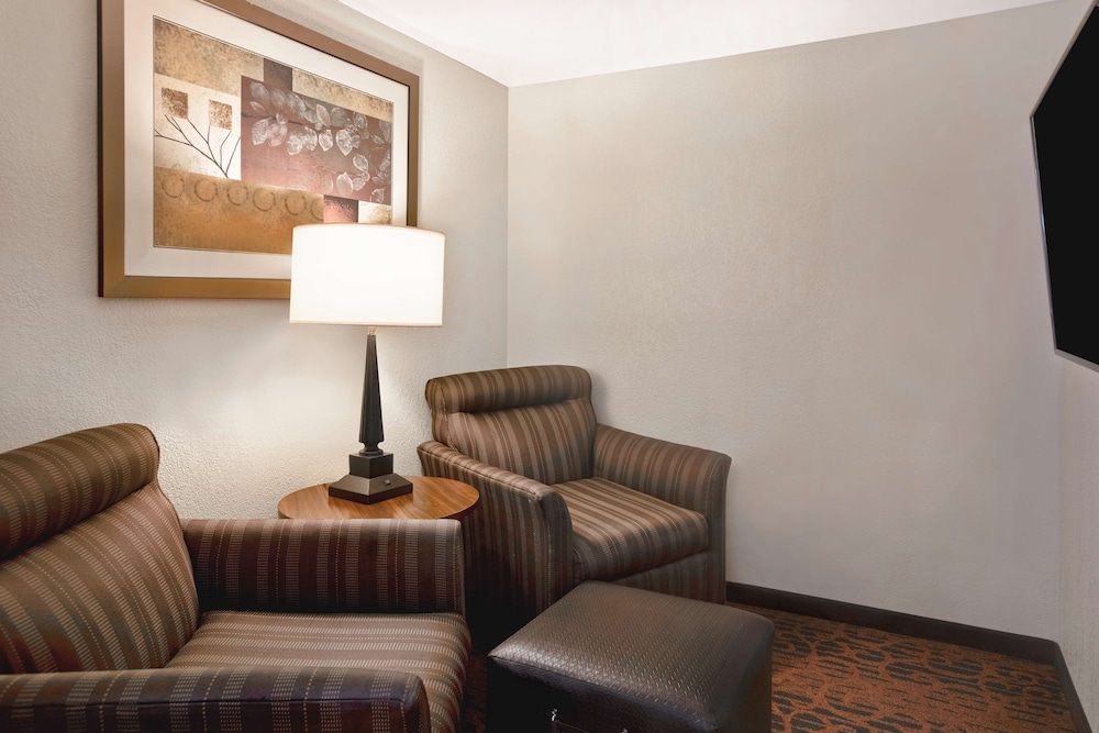 Suite, 1 King Bed, Non Smoking, Refrigerator & Microwave - Photo 3