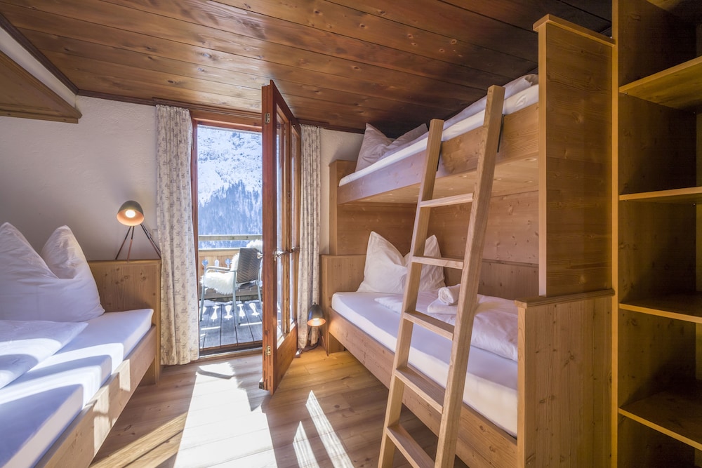Traditional Triple Room, Non Smoking, Mountain View