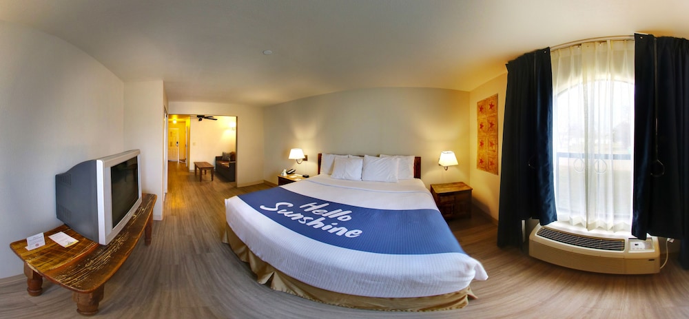 Suite, 1 King Bed, Non Smoking - Photo 4
