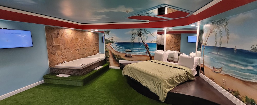 Hawaiian Paradise Romantic Suite with Hot Tub and Fireplace