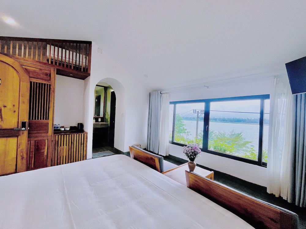 King Room with lake view photo 2