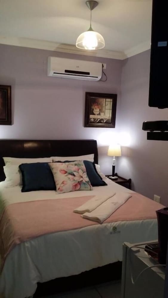 Standard Room, 1 Queen Bed photo 3