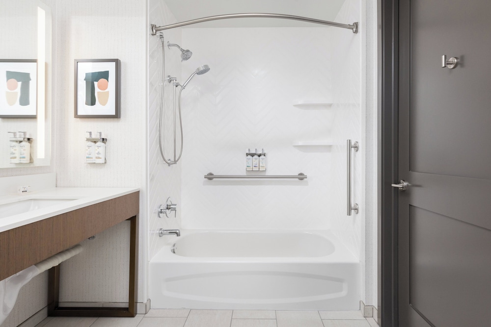 Suite, 1 Bedroom, Accessible Bathtub (Mobility) - Photo 5