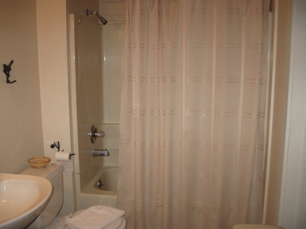 Standard Room, 1 Queen Bed, Private Bathroom photo 2