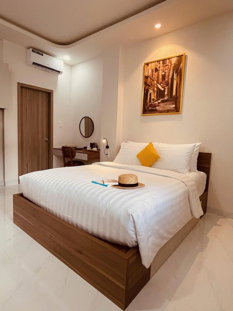 Studio, 1 Queen Bed, Courtyard View