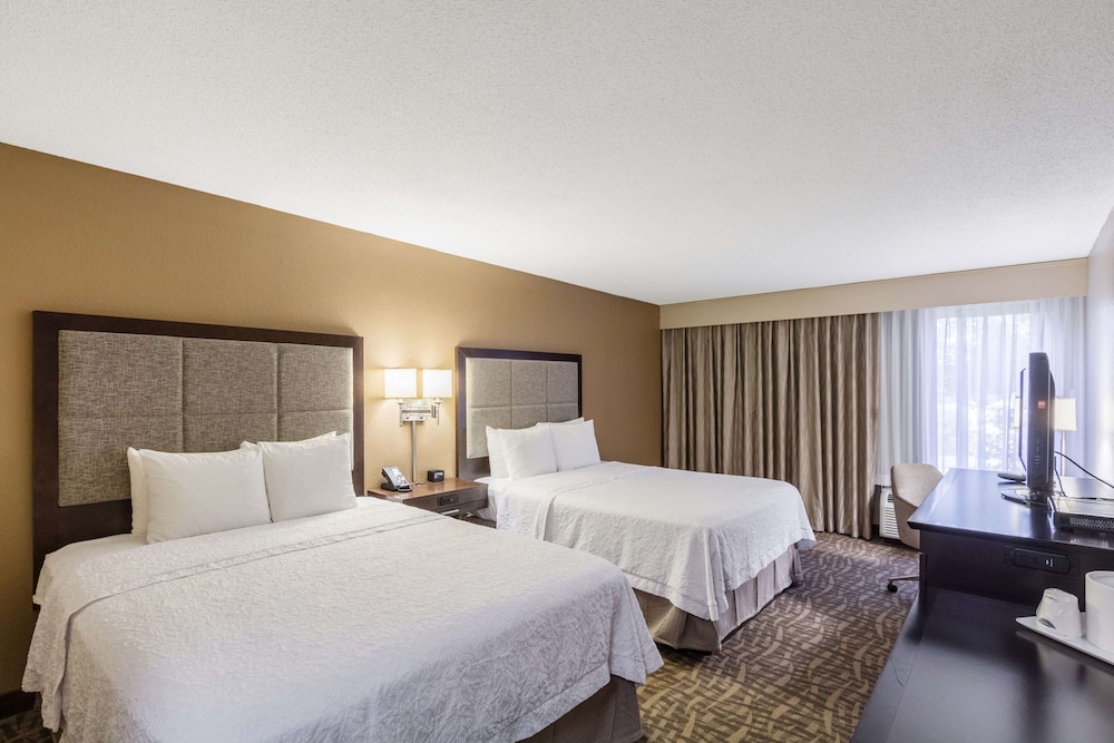 Standard room with two queen beds - Photo 1