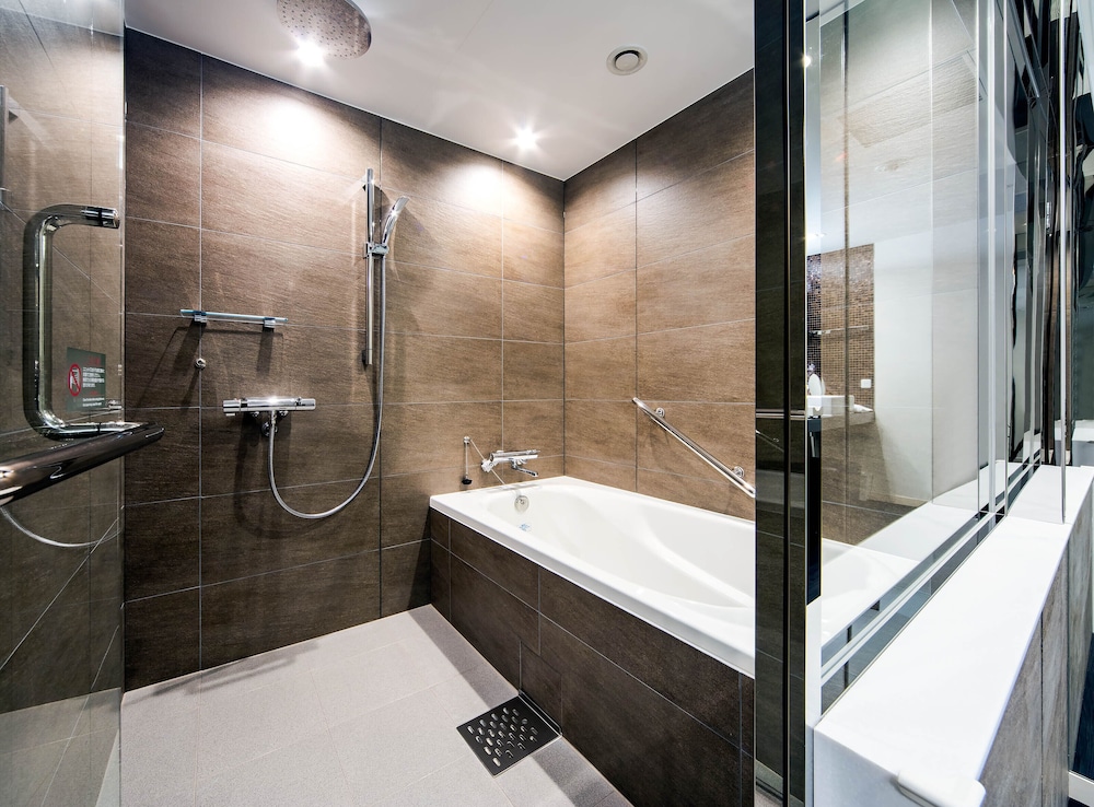 Triple Use Room, Non Smoking (Two semi-double beds + Extra Bed) - Photo 6