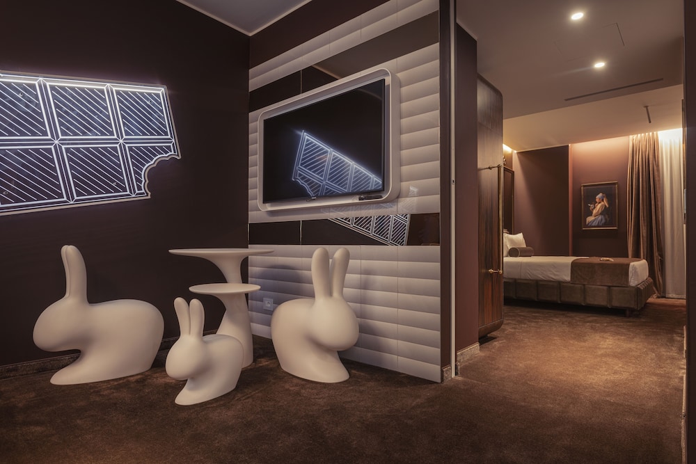 Executive Room thumbnail 5