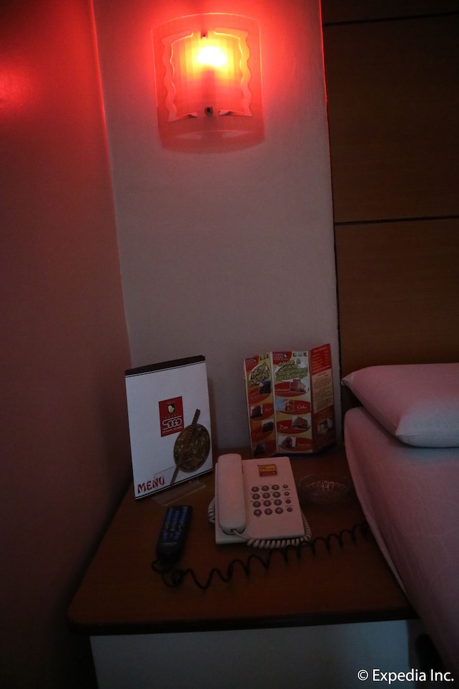 Deluxe Room, 1 Queen Bed photo 2