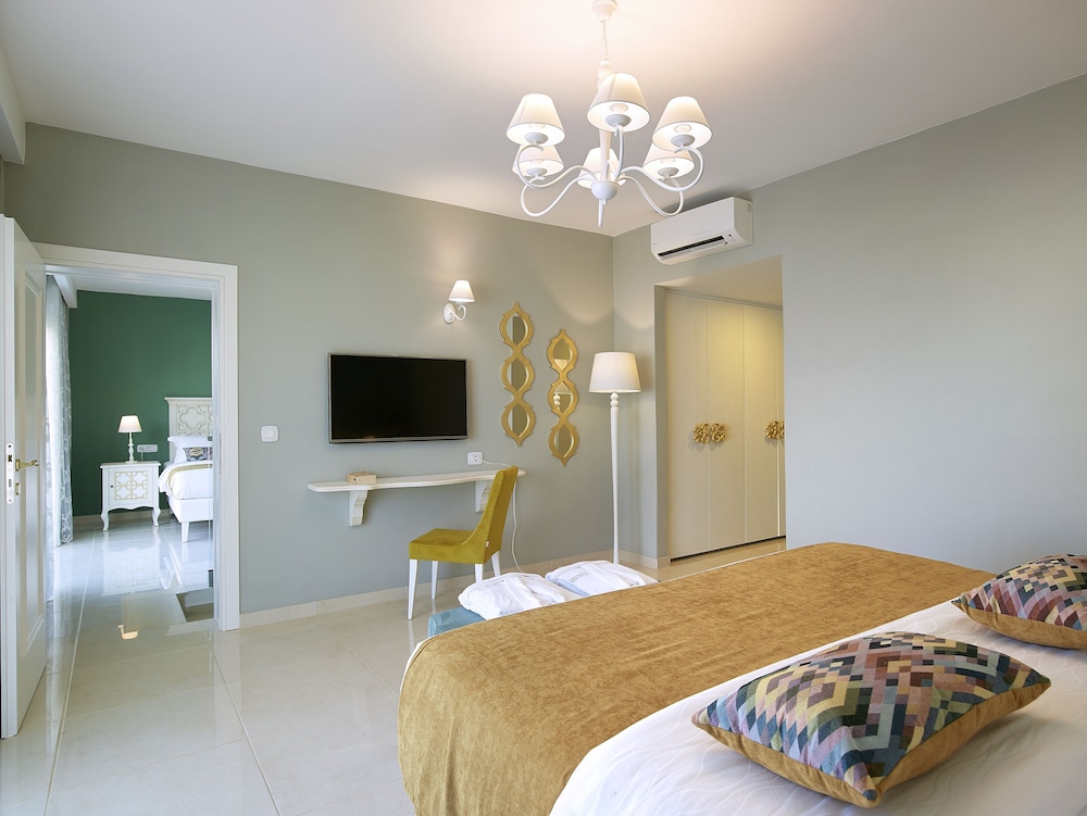 Grand Family Suite 2 Bedrooms Sharing Pool thumbnail 5