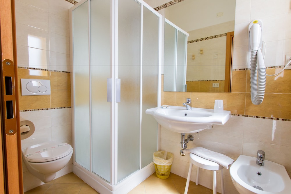 Double or Twin Room - Photo 11