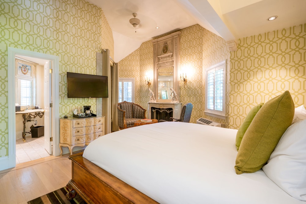 Signature Suite, 1 King Bed, Balcony - Photo 3