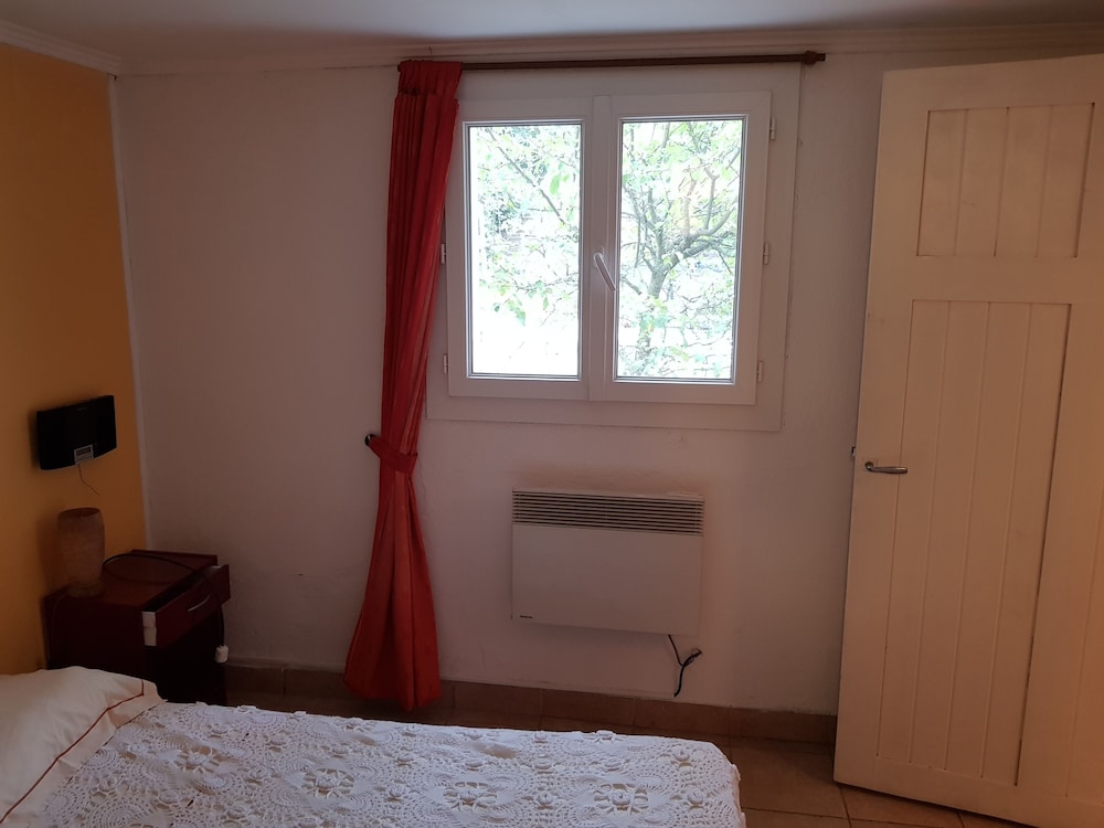 Room (2) photo 1