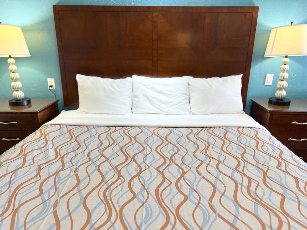Deluxe Room, 1 King Bed photo 2