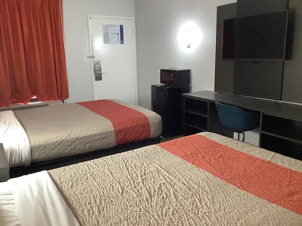 Standard Room, 2 Double Beds, Smoking - Photo 2