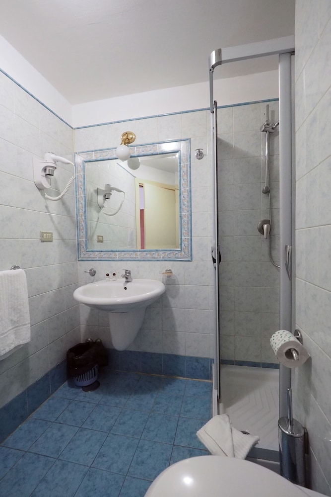 Double Room - Photo 13