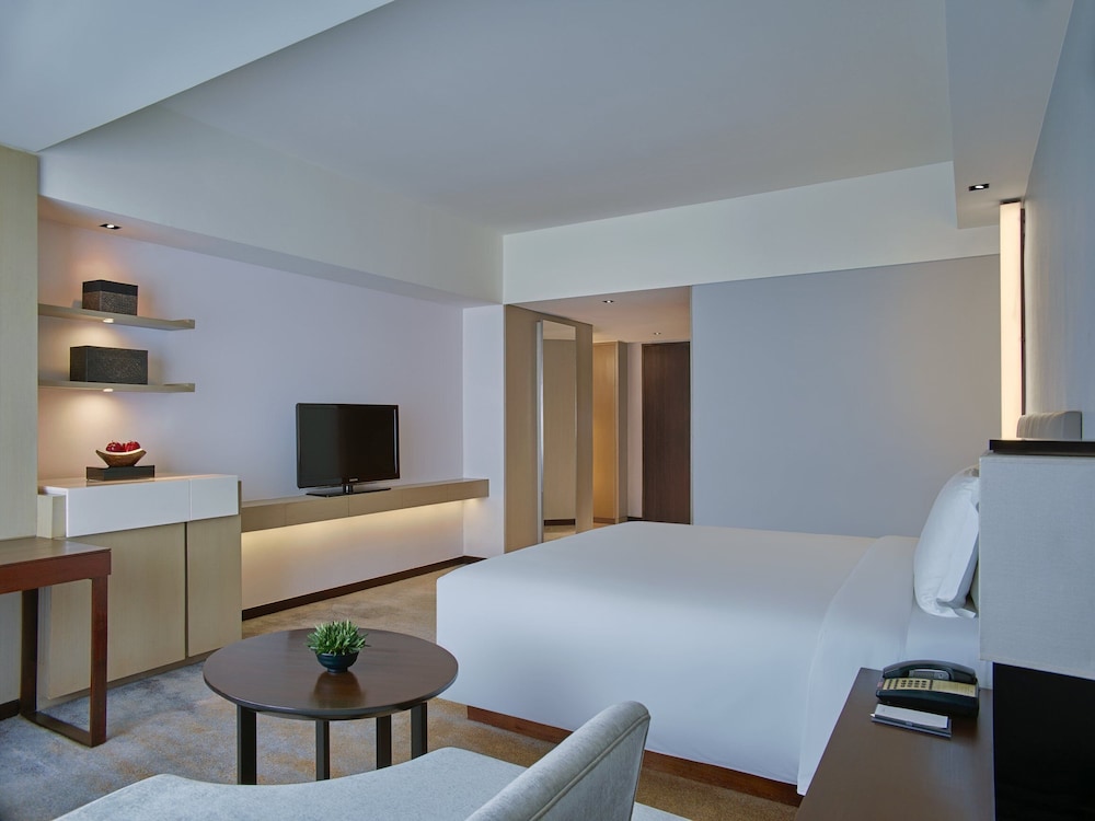 Premier Room, 1 King Bed - Photo 1