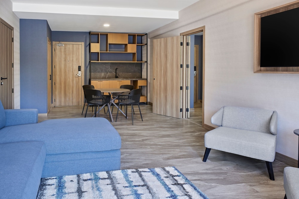 Suite, 1 Bedroom - Photo 5