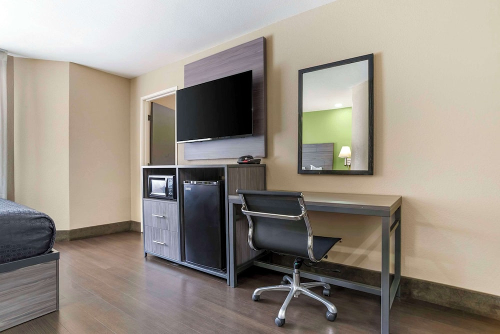Suite, 2 Queen Beds, Non Smoking (Upgrade) - Photo 3