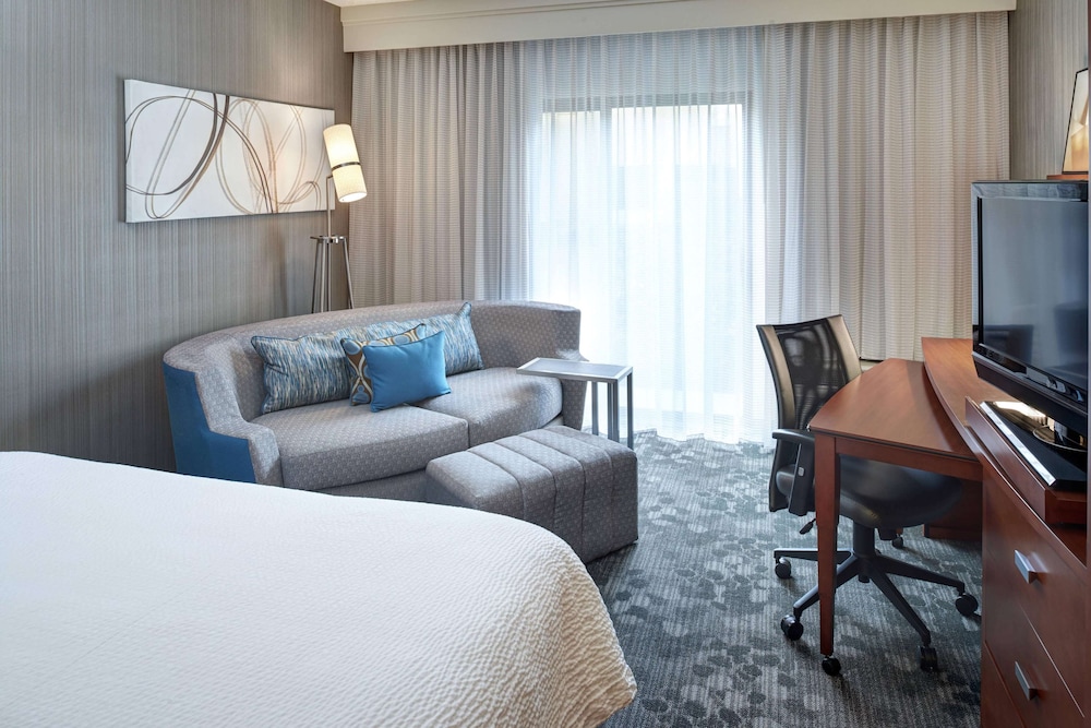 Superior Suite, 1 King Bed with Sofa bed (One Bedroom) - Photo 4