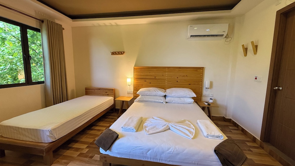 Deluxe Triple Room, Balcony, Garden View