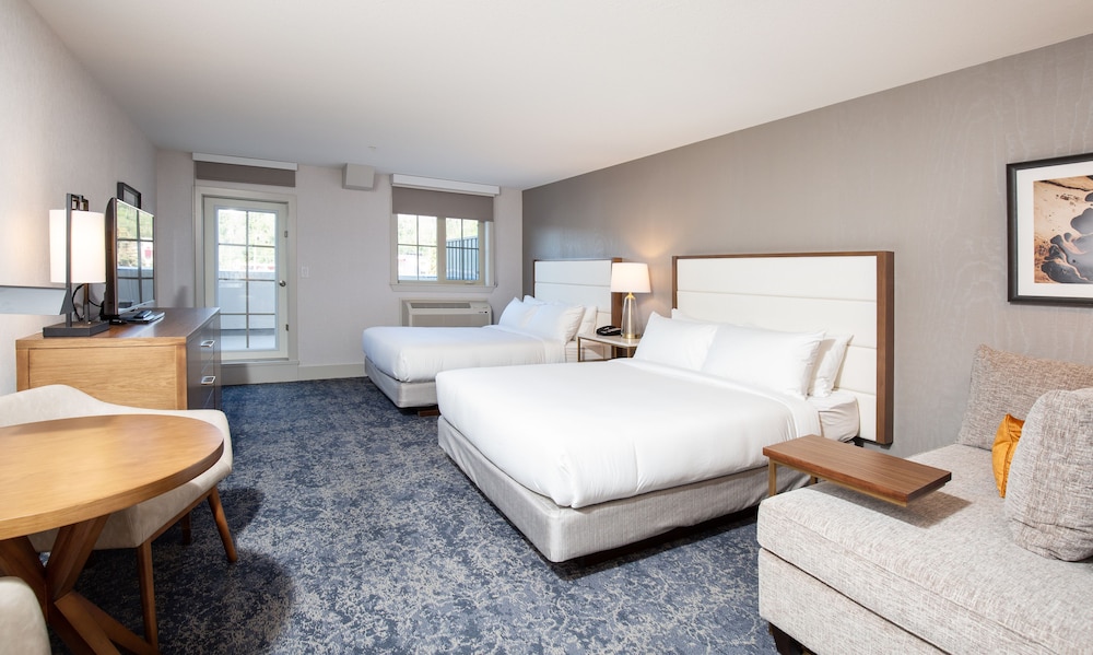 Deluxe Double Room, 2 Queen Beds, Balcony photo 1