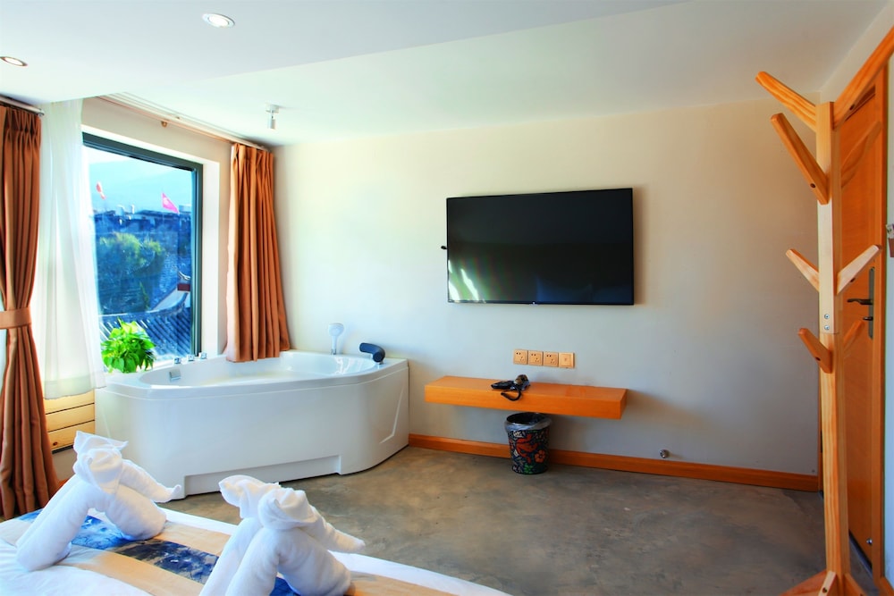 Elite Double Room, 1 King Bed, Mountain View photo 2