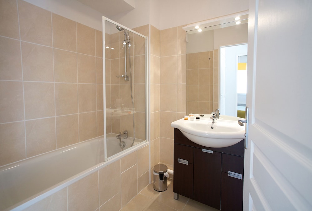 2 BEDROOM SPLIT-LEVEL AIR-CONDITIONED APARTMENT sleeps 6 photo 3