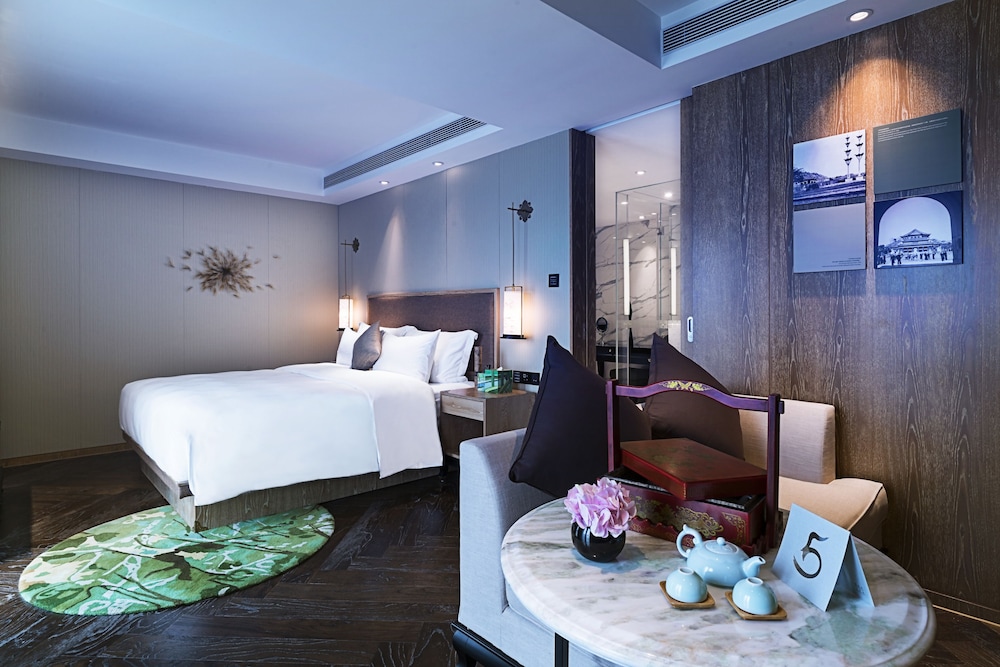 Deluxe King Suite Room thumbnail 6